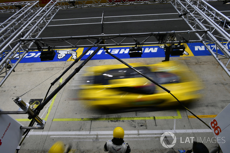 #64 Corvette Racing Chevrolet Corvette C7.R: Oliver Gavin, Tommy Milner, Marcel Fassler, pitstop