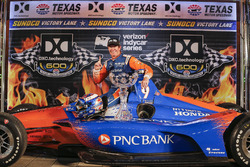 Scott Dixon, Chip Ganassi Racing Honda celebra en victory lane