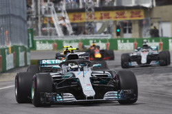 Валттери Боттас, Mercedes AMG F1 W09, и Макс Ферстаппен, Red Bull Racing RB14