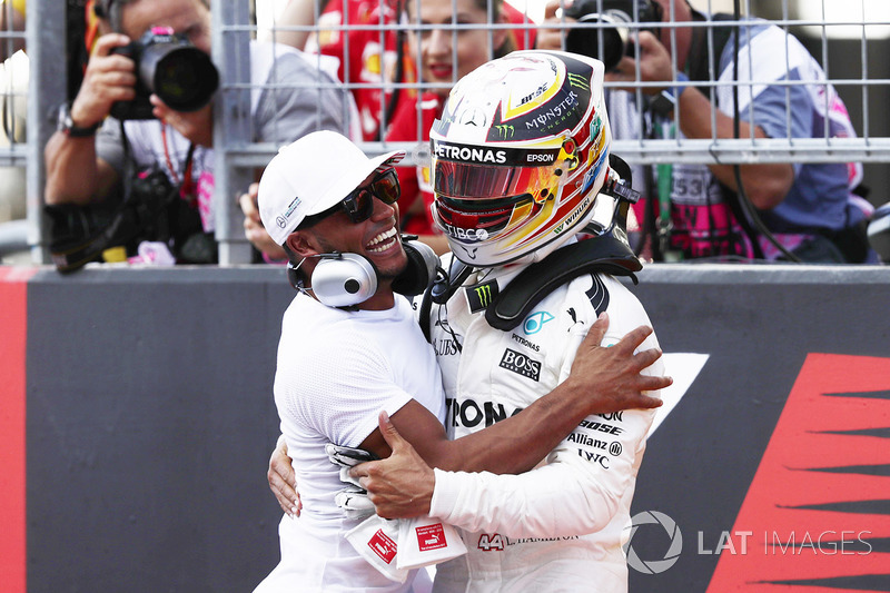 Il poleman Lewis Hamilton, Mercedes AMG F1, festeggia con il fratello Nicolas Hamilton