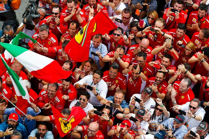 El equipo Ferrari celebra el triunfo en Canadá de Sebastian Vettel