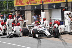 Charles Leclerc, Sauber C37, pit stop