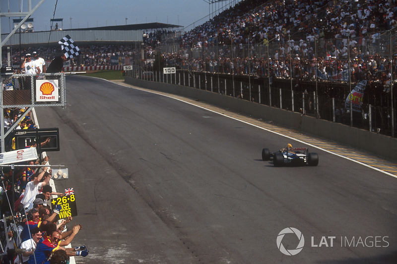 Nigel Mansell, Williams FW14B, passeert de finishvlag