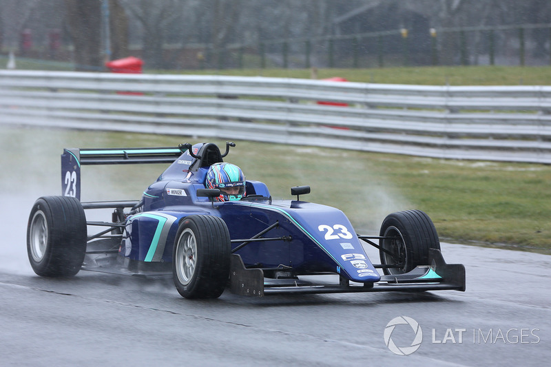 Billy Monger maakt zijn comeback door met Carlin een MVS Formule 3-bolide te testen