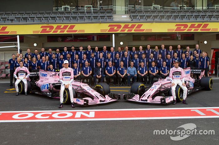 Esteban Ocon. Sahara Force India, Sergio Pérez, Sahara Force India, Alfonso Celis Jr. y el equipo