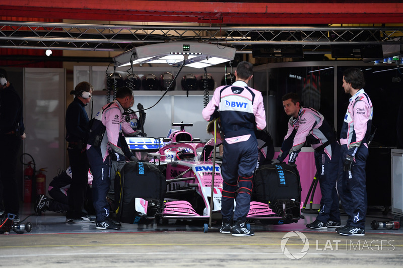 Sergio Pérez, Force India VJM11 en el garaje