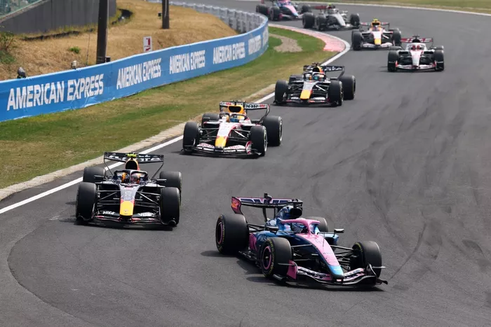 Pierre Gasly, Alpine; Isack Hadjar, Red Bull Racing