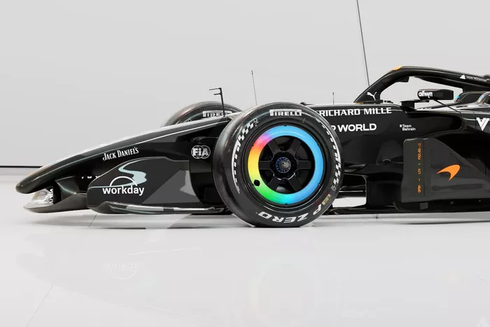 طلاء سيارة McLaren MCL40 في اختبار برشلونة 