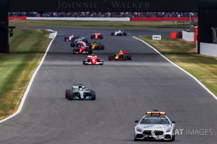 El coche de seguridad lleva el grupo