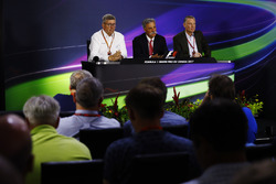 Ross Brawn, directeur de la compétition de la FOM, Chase Carey, directeur exécutif du Formula One groupe et Sean Bratches, directeur des opérations commerciales du Formula One Group