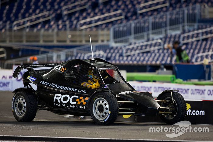 Kyle Busch maneja el ROC Car