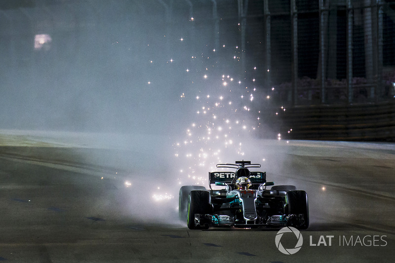 Lewis Hamilton, Mercedes AMG F1 W08, lâche une gerbe d'étincelles au freinage