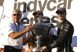 Le Champion 2017 Josef Newgarden, Team Penske Chevrolet avec Roger Penske
