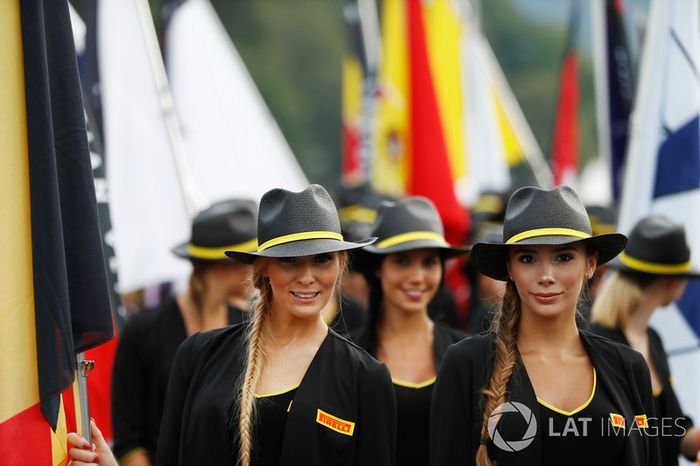  Una de sombreros y azafatas en Bélgica 