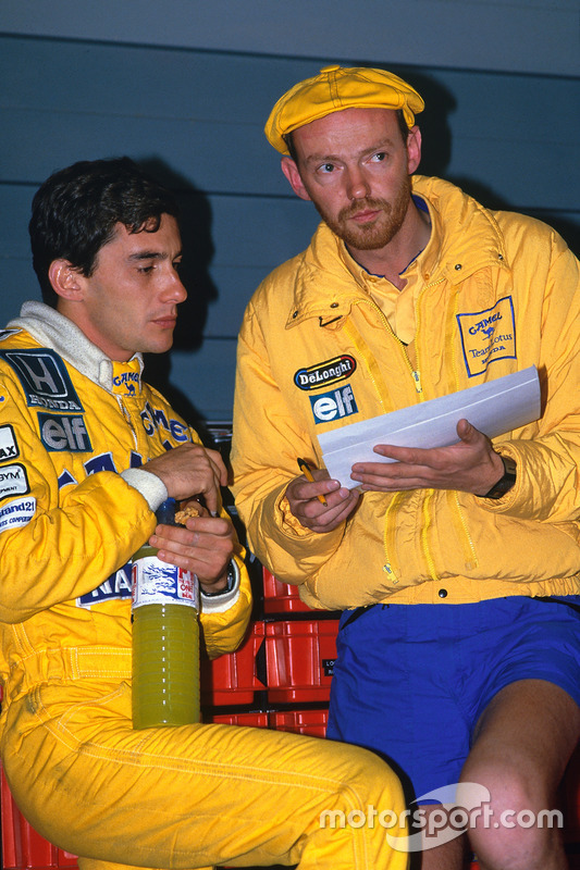 Ayrton Senna, Team Lotus, talks with race engineer Steve Hallam