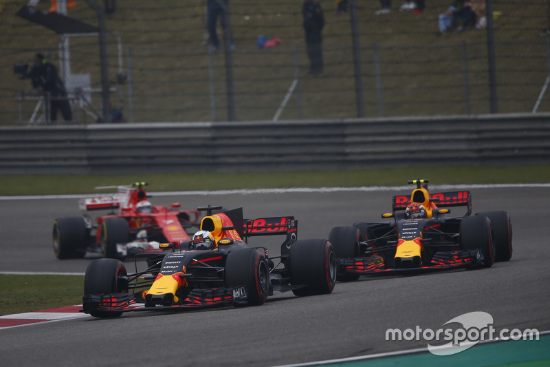 Daniel Ricciardo, Red Bull Racing RB13, devant Max Verstappen, Red Bull Racing RB13, et Kimi Raikkonen, Ferrari SF70H