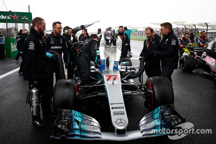 Valtteri Bottas, Mercedes AMG, en la parrilla