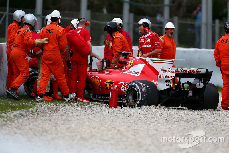 Kimi Raikkonen, Ferrari SF70H después del choque