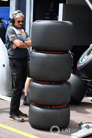 Des pneus et un ingénieur Pirelli