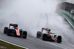 (L to R): Pascal Wehrlein, Manor Racing MRT05 and Esteban Gutierrez, Haas F1 Team VF-16 battle for p
