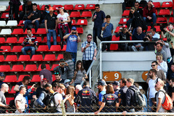 Daniel Ricciardo, Red Bull Racing signe des autographes pour les fans