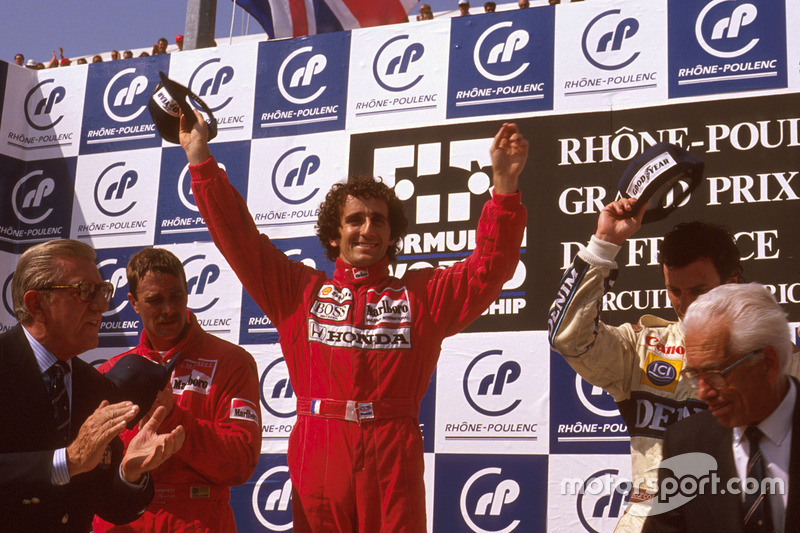 Podium : le vainqueur Alain Prost, McLaren Honda, le second Nigel Mansell, Ferrari, le troisième Riccardo Patrese, Williams Renault, avec le président de la FIA, Jean-Marie Balestre