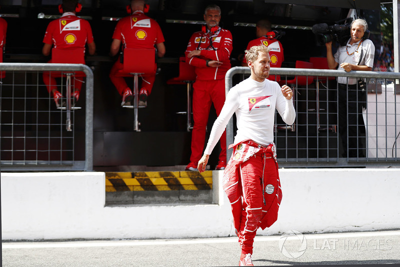 Maurizio Arrivabene, Team Principal, Ferrari, Sebastian Vettel, Ferrari, on the pit wall