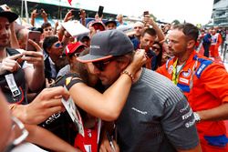 Fernando Alonso, McLaren, es recibido por un amable aficionado