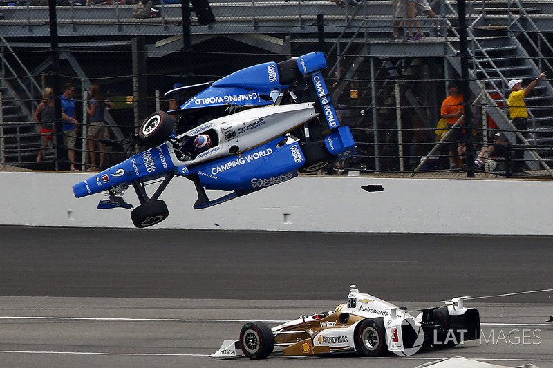 Scott Dixon, Chip Ganassi Racing Honda crashes, Helio Castroneves, Team Penske Chevrolet passes