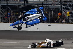 Scott Dixon, Chip Ganassi Racing Honda crashes, Helio Castroneves, Team Penske Chevrolet passes