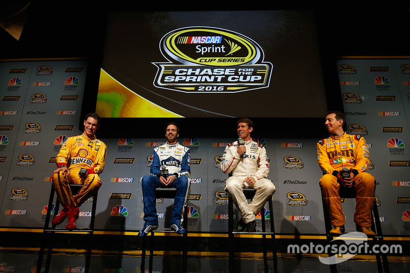 Joey Logano, Jimmie Johnson, Carl Edwards y Kyle Busch