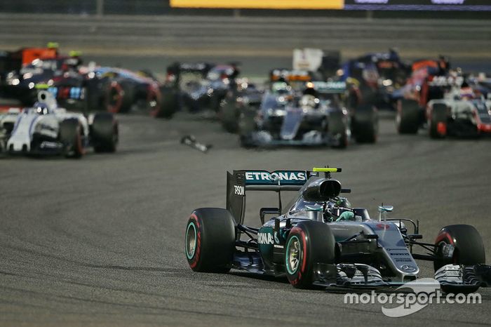 Arrancada: Nico Rosberg, Mercedes AMG F1 Team W07 líder
