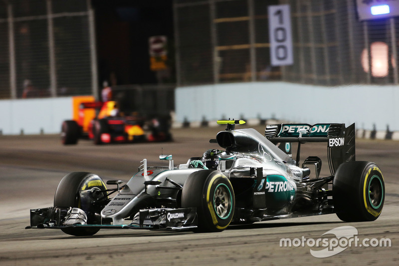 Nico Rosberg, Mercedes AMG F1 W07 Hybrid voor Daniel Ricciardo, Red Bull Racing RB12