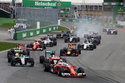 Sebastian Vettel, Ferrari SF16-H, voert het veld aan