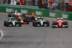 Lewis Hamilton, Mercedes AMG F1 W07 Hybrid und sein Teamkollege Nico Rosberg, Mercedes AMG F1 W07 Hy