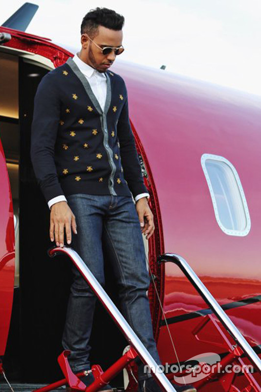 Lewis Hamilton posiert mit seinem Flugzeug