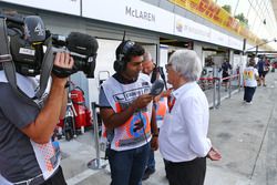 Bernie Ecclestone, con Karun Chandhok, analista técnico de Channel 4 y ex piloto de F1