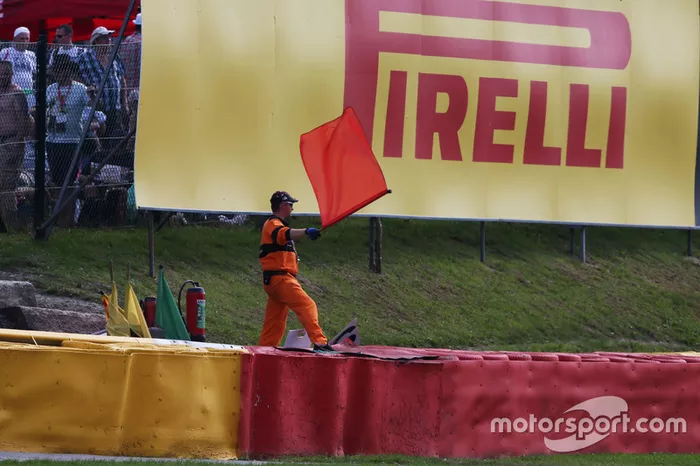 Para arrumar toda a área acidentada, a prova foi interrompida com bandeira vermelha.