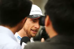 Jenson Button, McLaren avec les médias