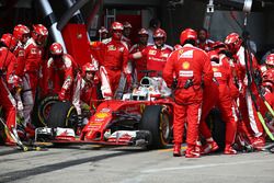 Sebastian Vettel, Ferrari SF16-H  parada en boxes