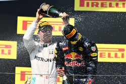 Podium : le deuxième, Nico Rosberg, Mercedes AMG F1 Team et le troisième, Daniel Ricciardo, Red Bull Racing fêtent leur podium avec du champagne