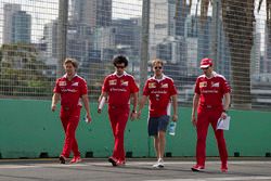Sebastian Vettel, Ferrari camina por el circuito con el equipo
