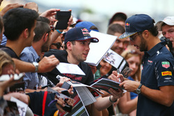 Daniel Ricciardo, Red Bull Racing firma de autógrafos para los fans