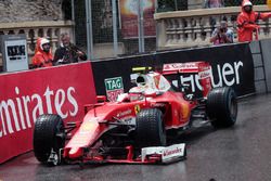 Kimi Raikkonen, Ferrari SF16-H sort trop large et casse son aileron avant