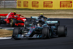 Lewis Hamilton, Mercedes AMG F1 W09, devant Valtteri Bottas, Mercedes AMG F1 W09, et Kimi Raikkonen, Ferrari SF71H