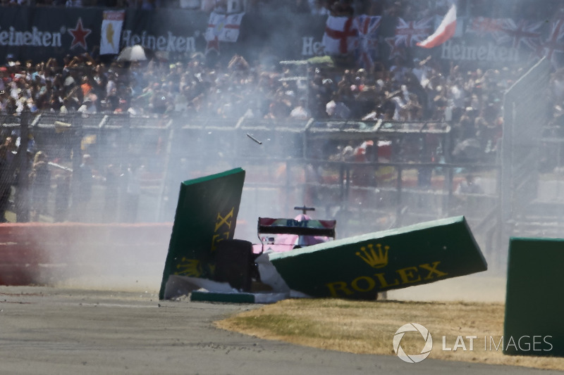 Sergio Perez, Force India VJM11, va in testacoda e sbatte contro un cartellone, alla partenza