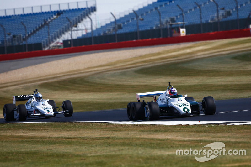 Jenson Button guida una Williams FW08B del 1982, davanti a Guy Martin con una Williams FW08C del 1983