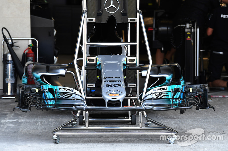 Носовой обтекатель и переднее крыло Mercedes-Benz F1 W08