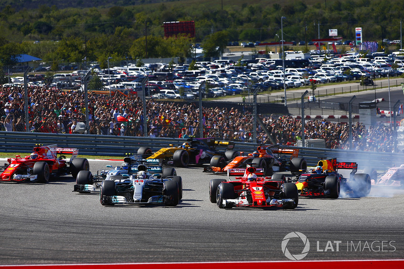 Lewis Hamilton, Mercedes AMG F1 W08, Sebastian Vettel, Ferrari SF70H, al inicio