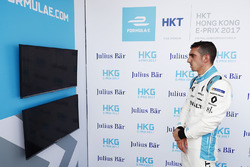 Sébastien Buemi, Renault e.Dams, guarda lo schermo durante le qualifiche